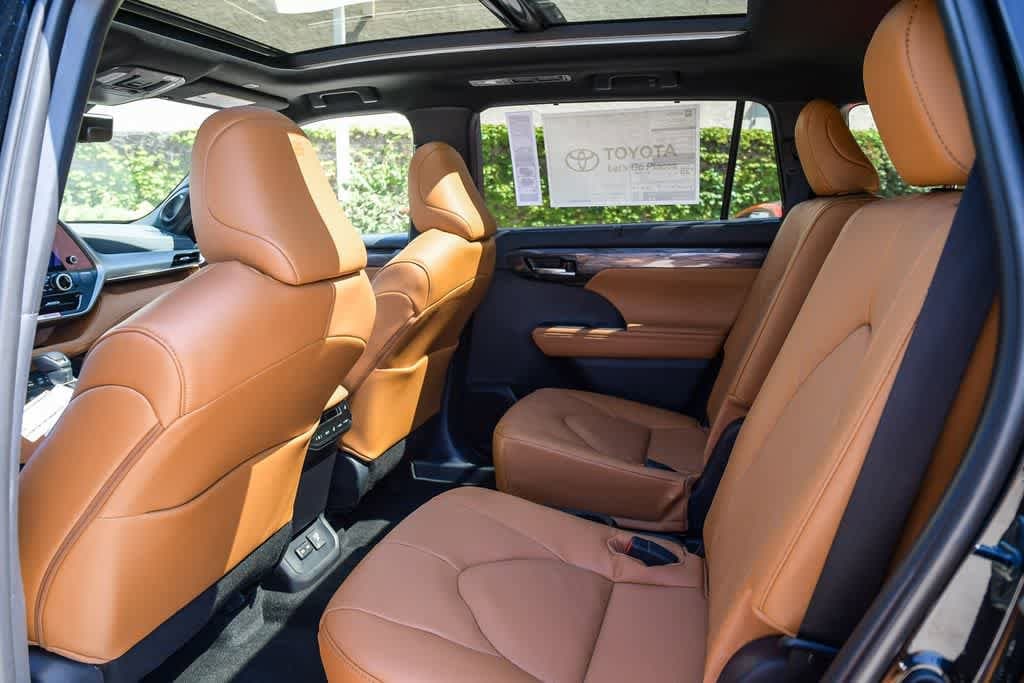 Thumbnail: 2026 Toyota Highlander - 18