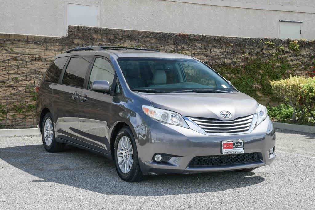 2016 Toyota Sienna XLE photo 2