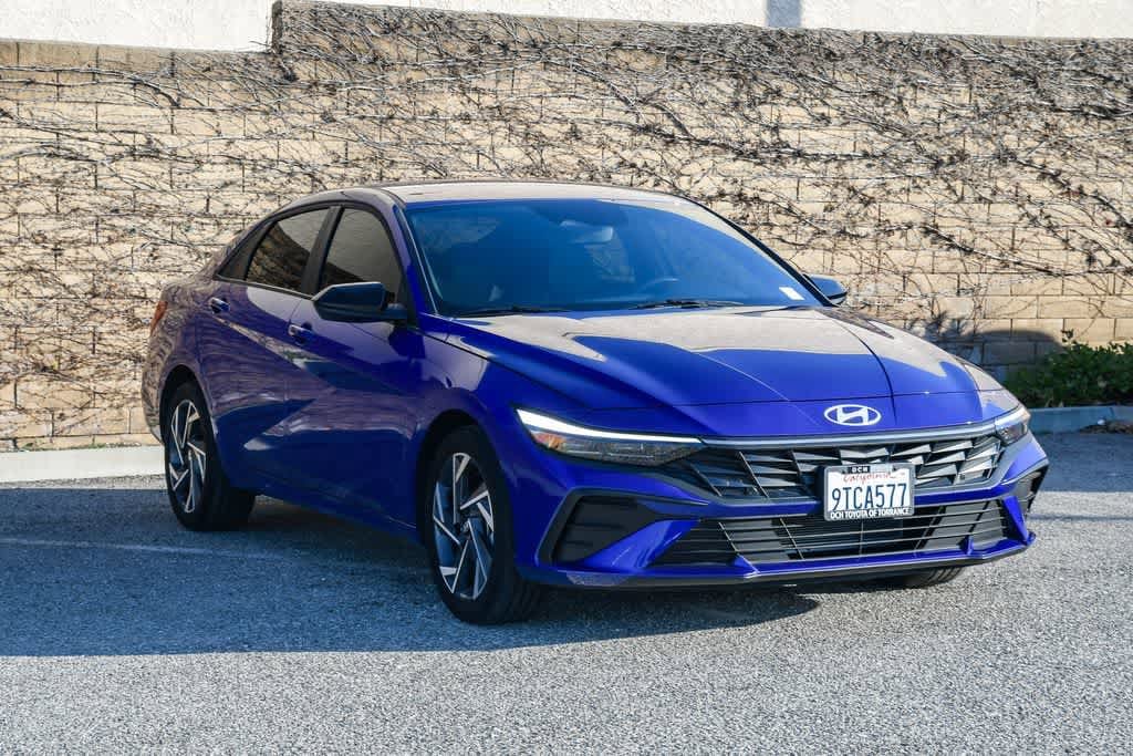 2025 Hyundai Elantra SEL Sport photo 2