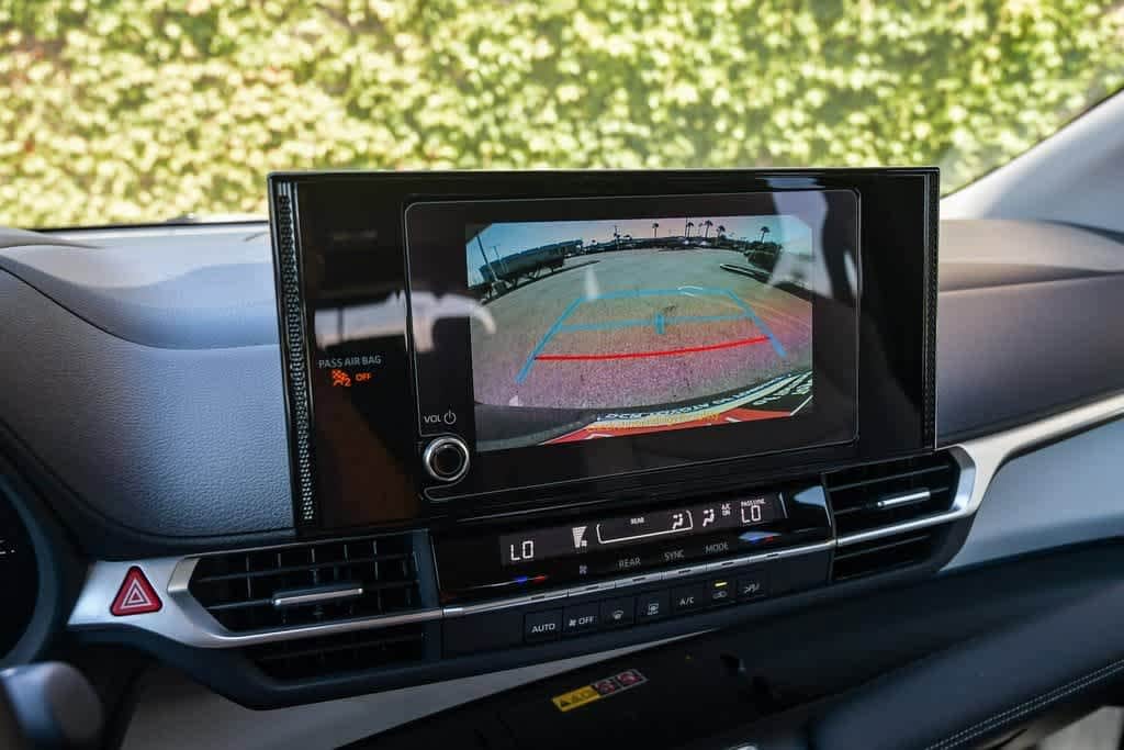 2025 Toyota Sienna LE 26
