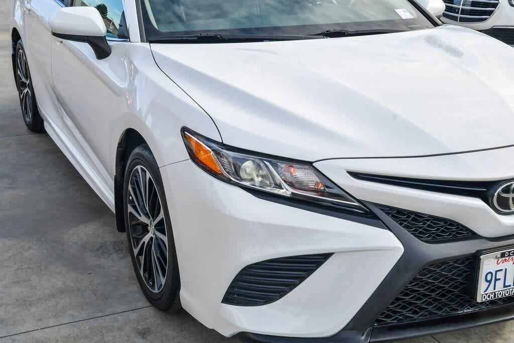 2020 Toyota Camry SE photo 4