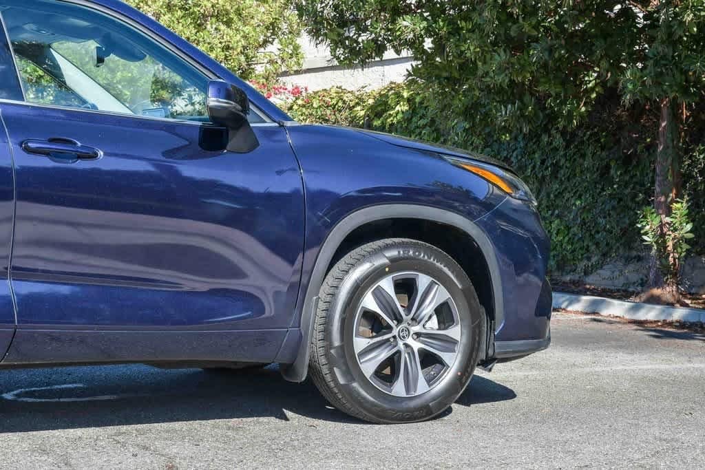 Thumbnail: 2022 Toyota Highlander - 11