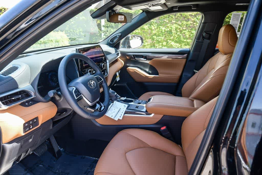 Thumbnail: 2026 Toyota Highlander - 16