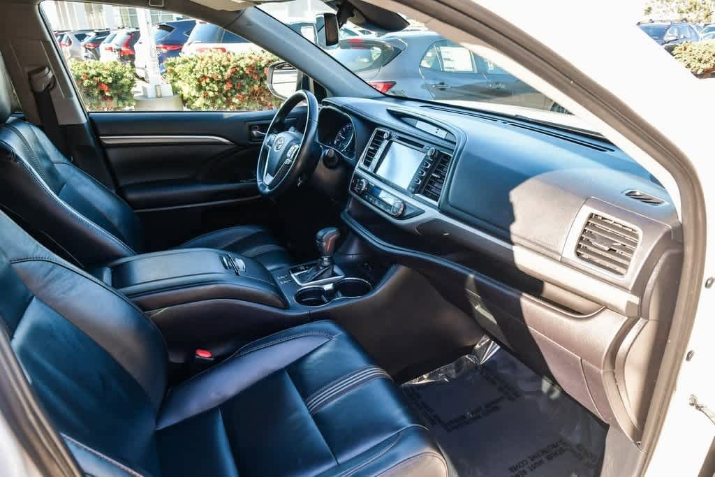 Thumbnail: 2019 Toyota Highlander - 15