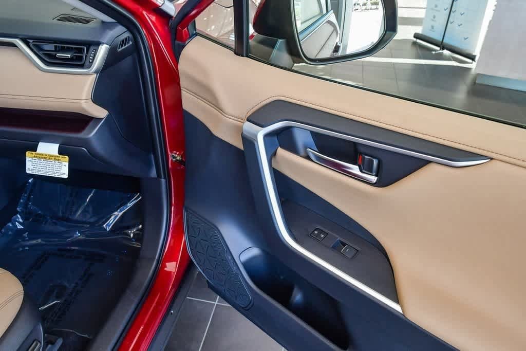 Thumbnail: 2025 Toyota RAV4 - 17