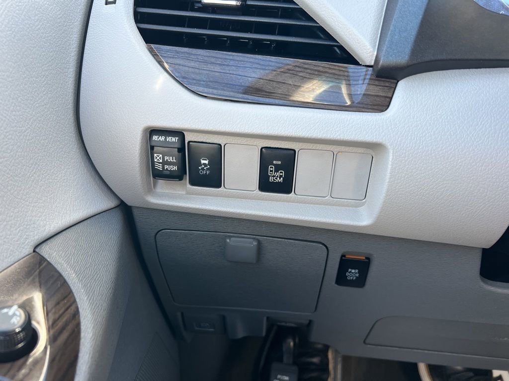 Thumbnail: 2016 Toyota Sienna - 23