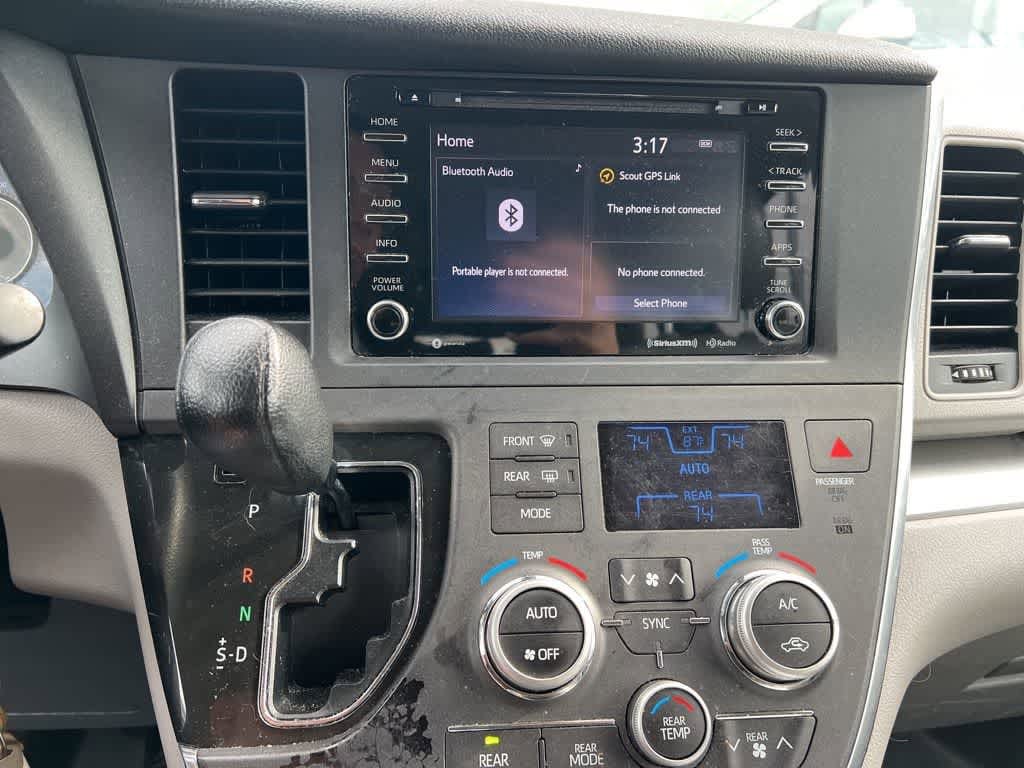 Thumbnail: 2018 Toyota Sienna - 18