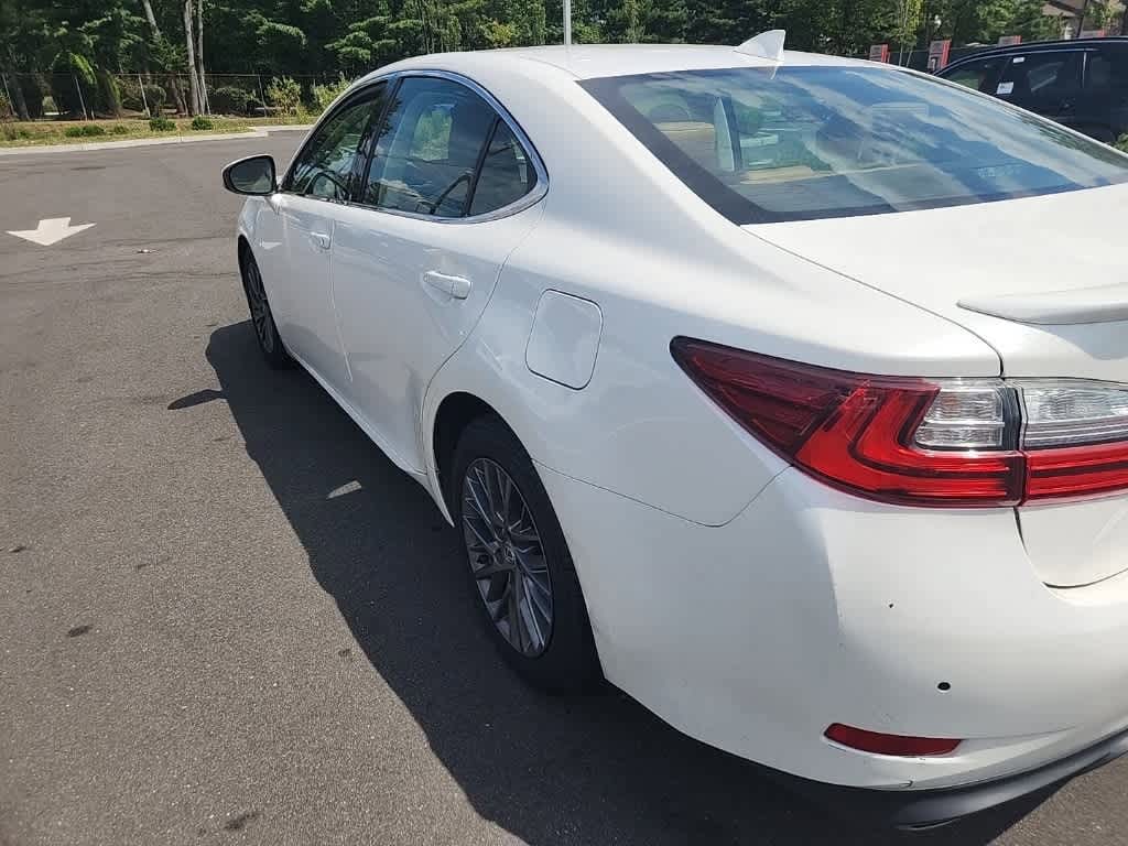 Thumbnail: 2018 Lexus ES - 4