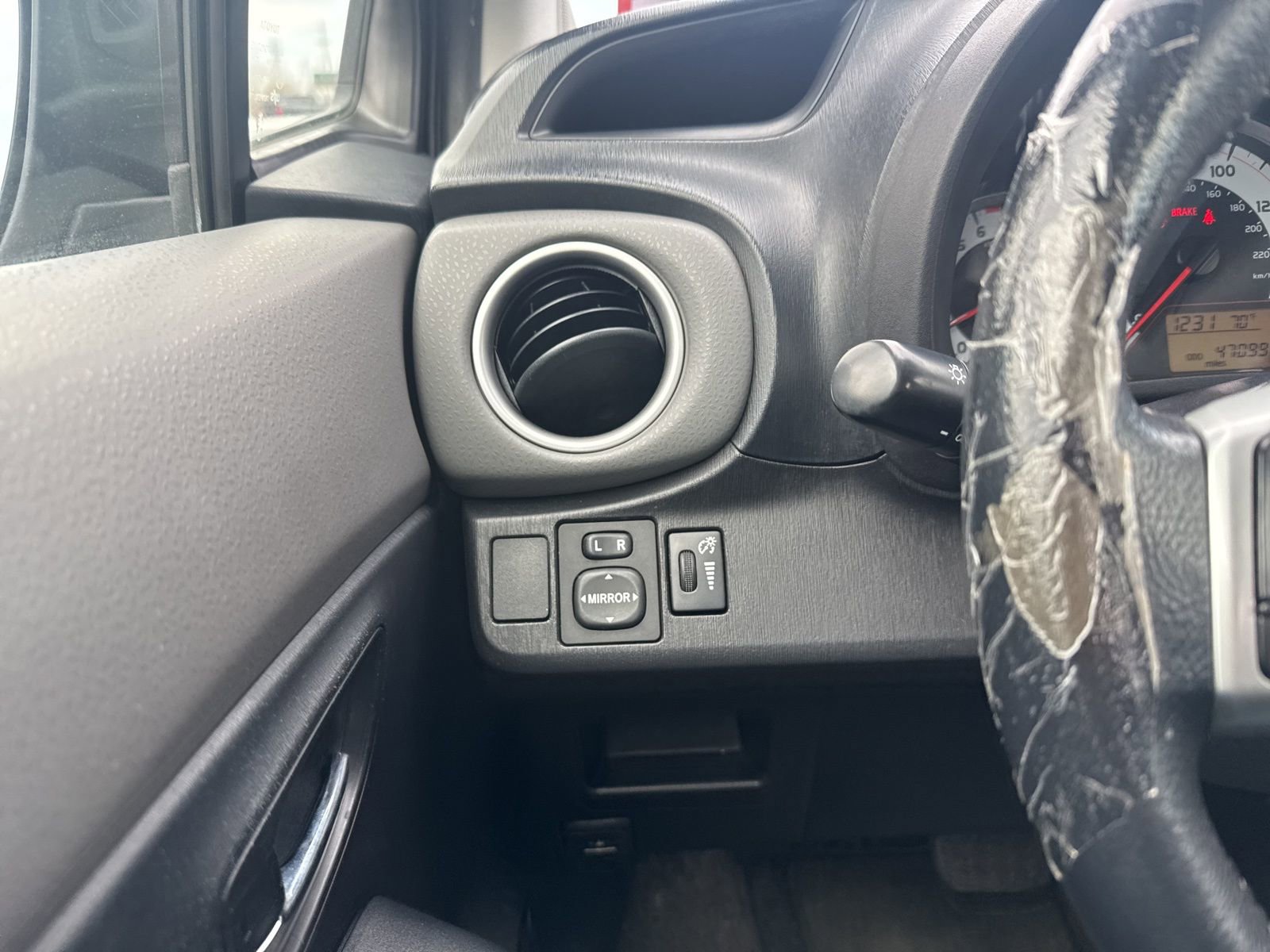 Thumbnail: 2012 Toyota Yaris - 27