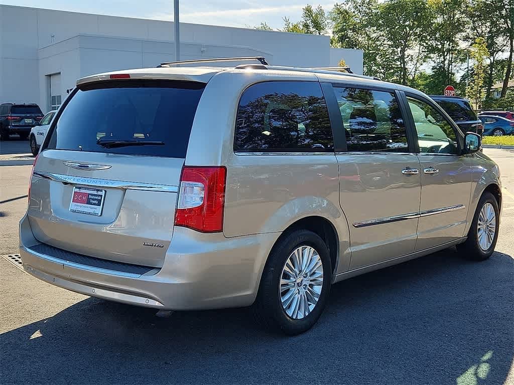 Thumbnail: 2015 Chrysler Town & Country - 4