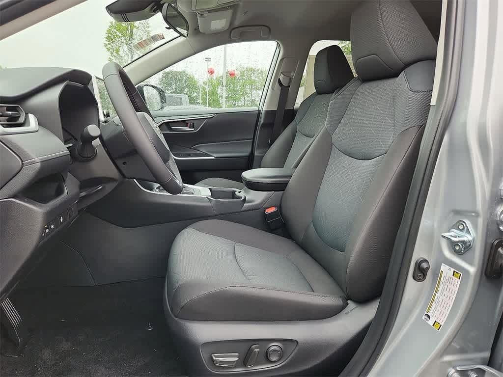 2025 Toyota RAV4 XLE 13