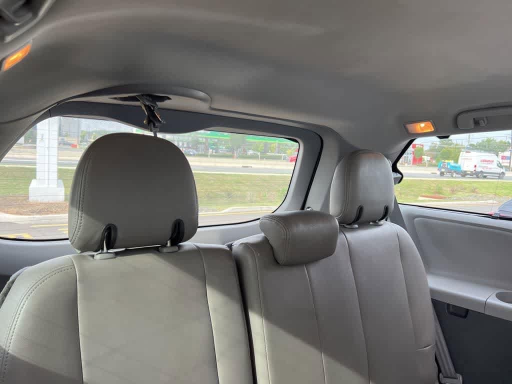 Thumbnail: 2018 Toyota Sienna - 16