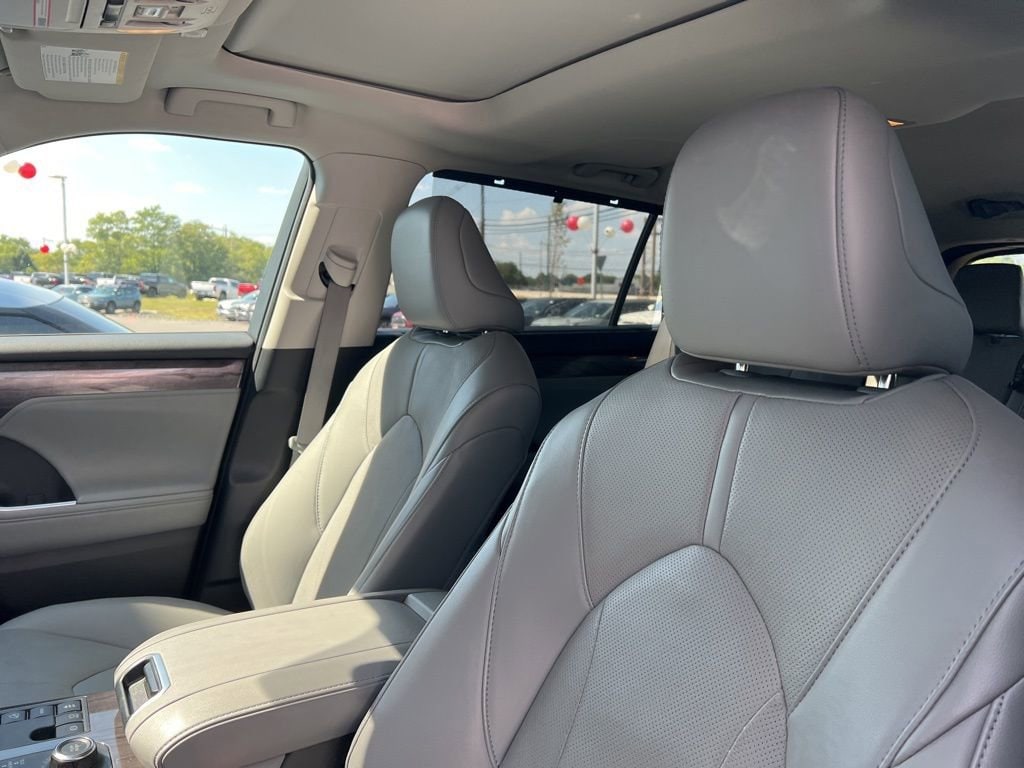 Thumbnail: 2023 Toyota Highlander - 14