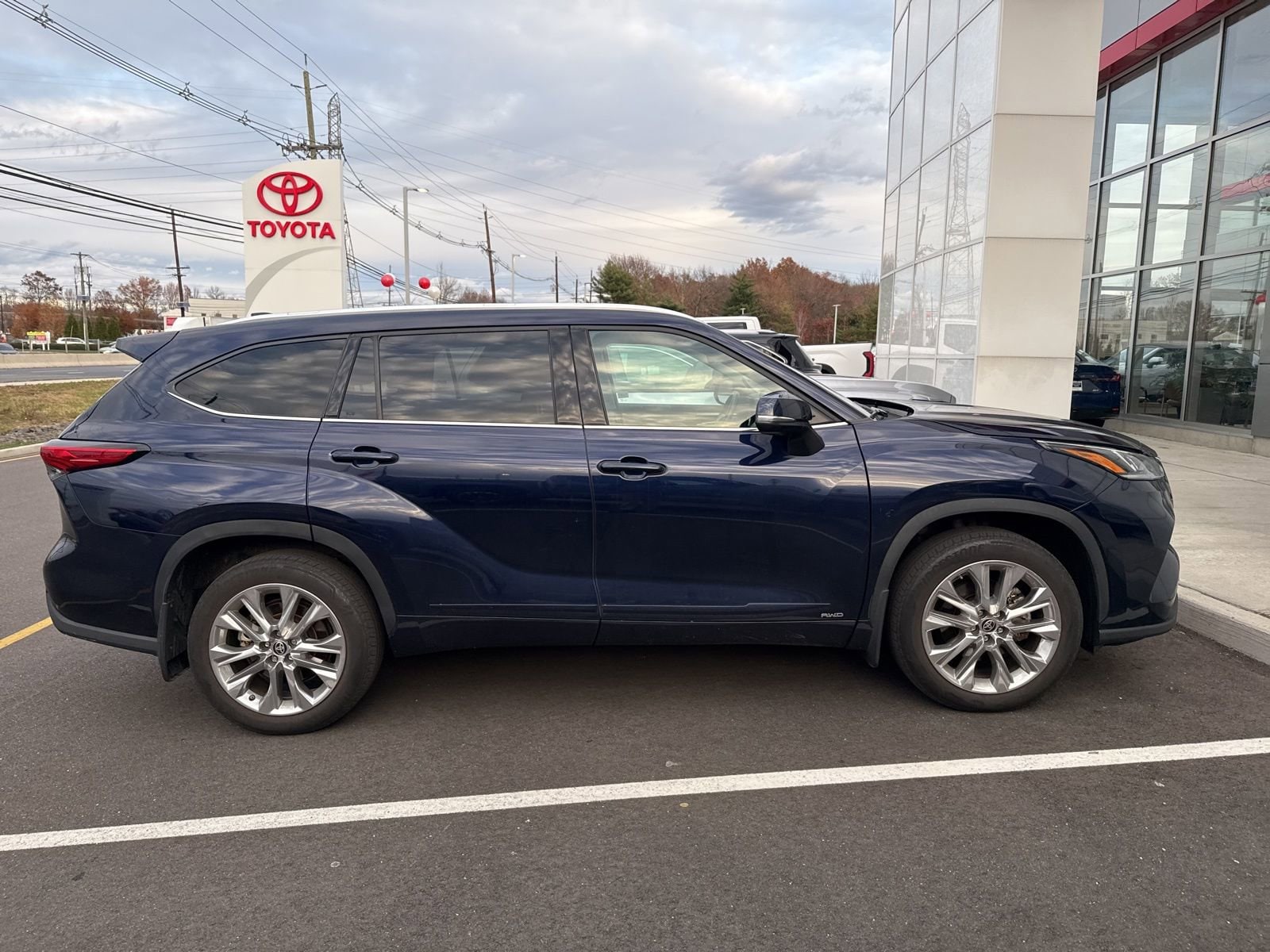 Thumbnail: 2022 Toyota Highlander - 5