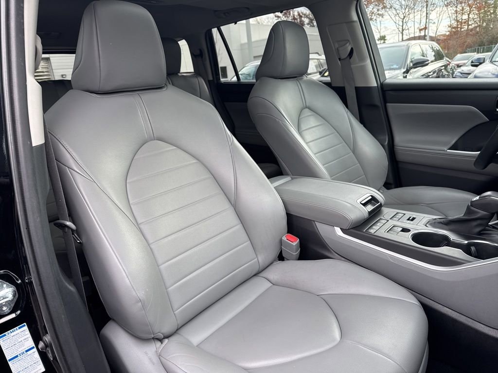 Thumbnail: 2022 Toyota Highlander - 22