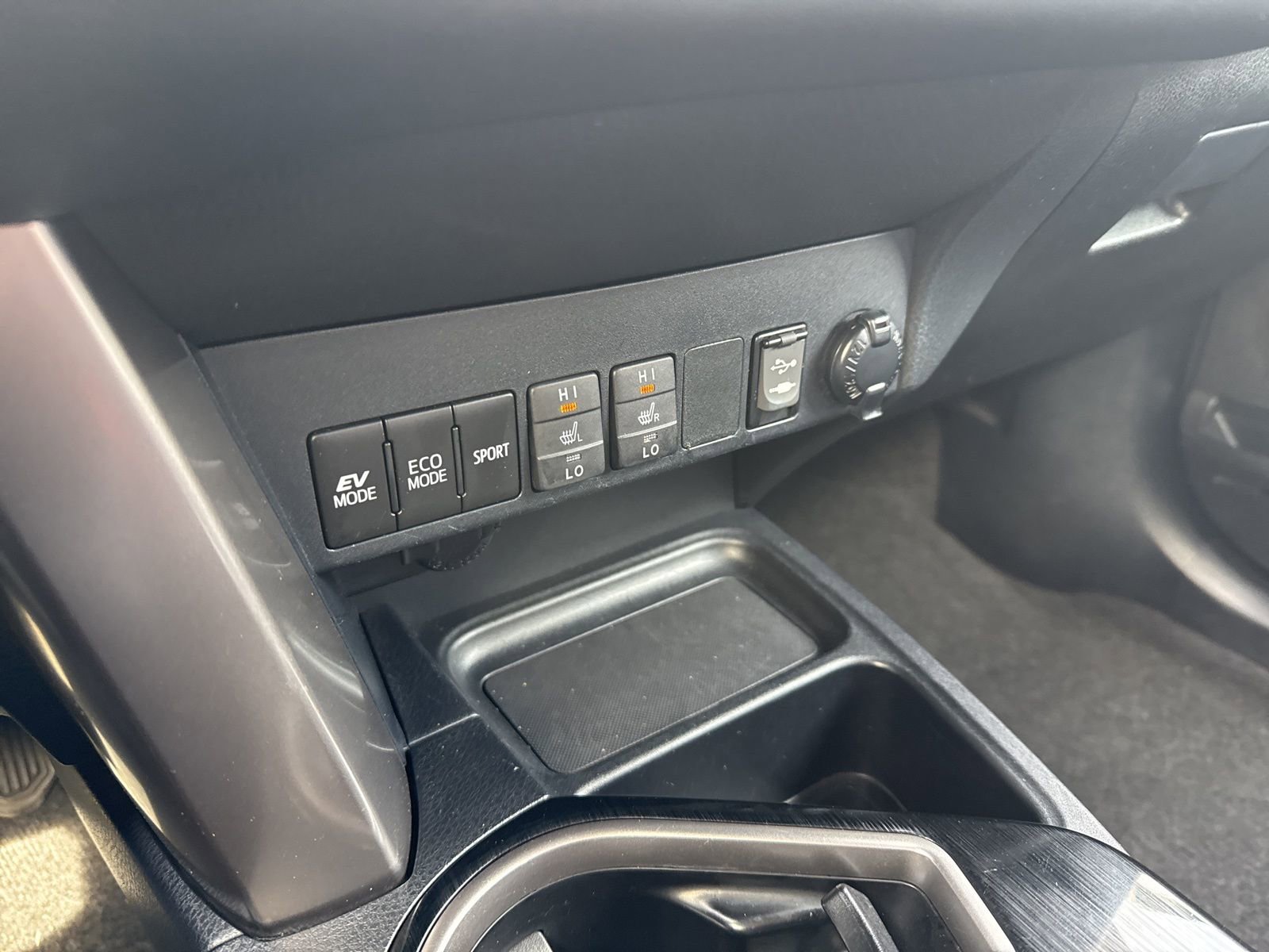 Thumbnail: 2018 Toyota RAV4 - 29