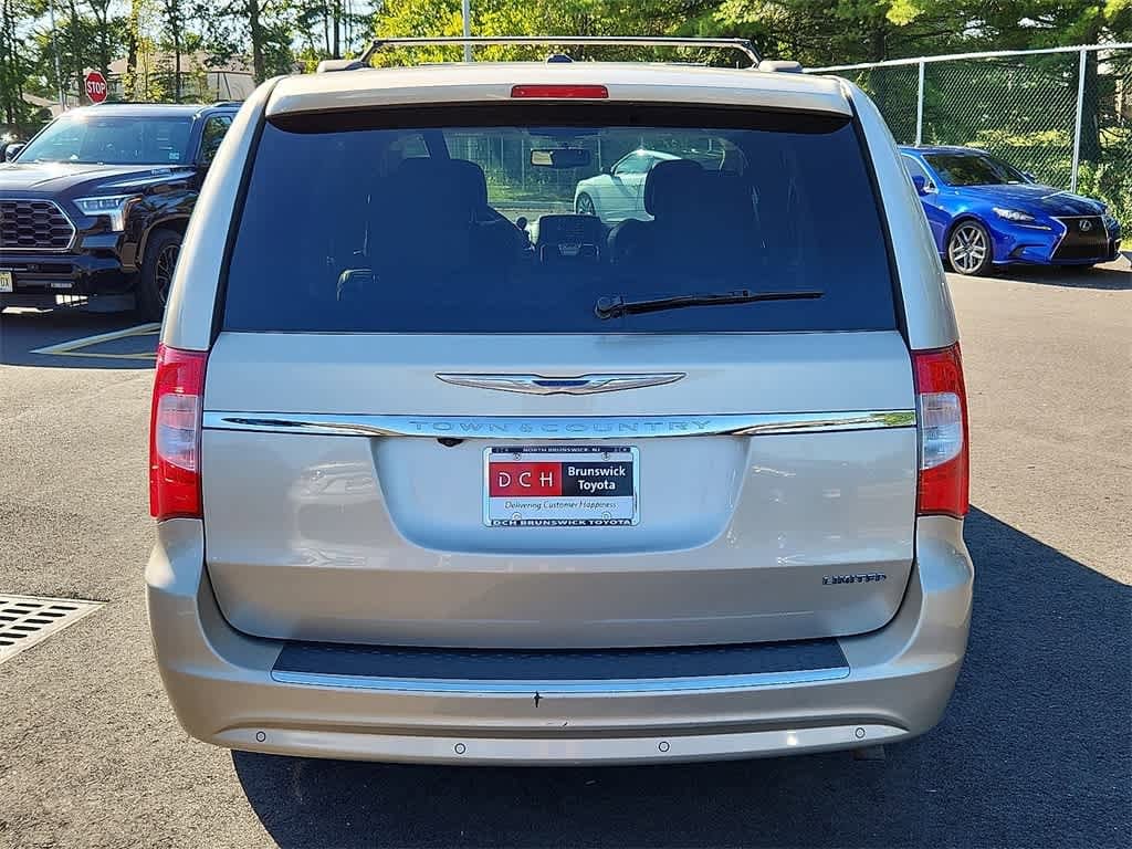 Thumbnail: 2015 Chrysler Town & Country - 5
