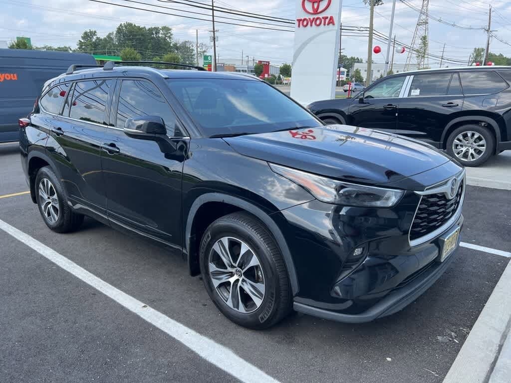 Thumbnail: 2022 Toyota Highlander - 2