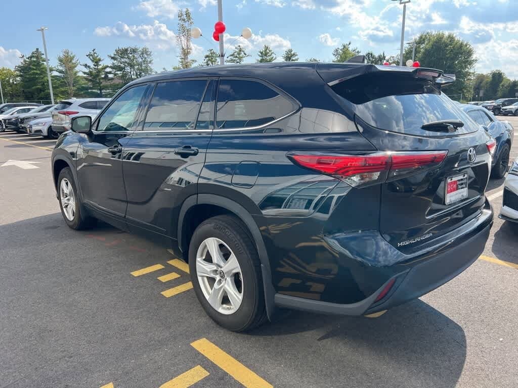 2022 Toyota Highlander LE photo 4