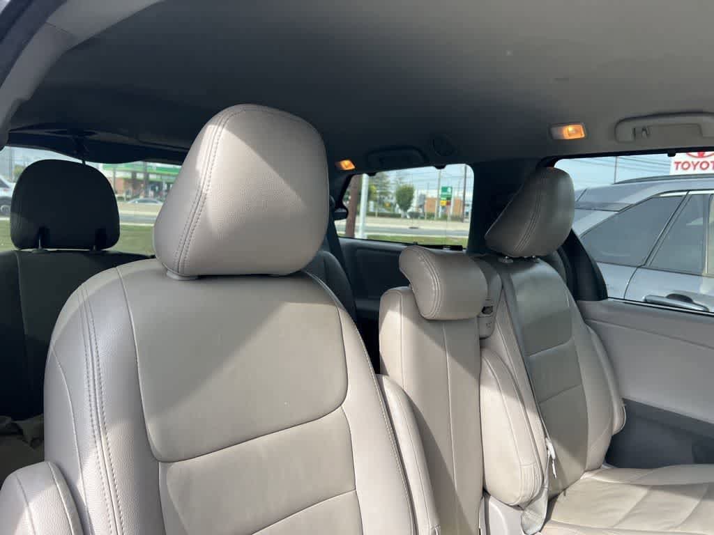 Thumbnail: 2018 Toyota Sienna - 15
