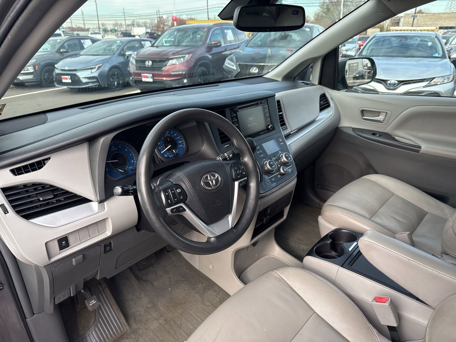 Thumbnail: 2018 Toyota Sienna - 18