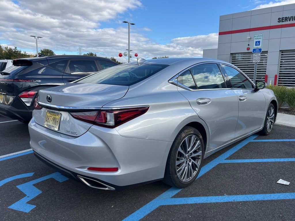 Thumbnail: 2020 Lexus ES - 3