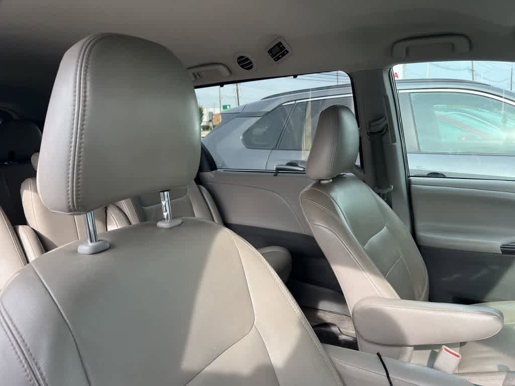 Thumbnail: 2018 Toyota Sienna - 14