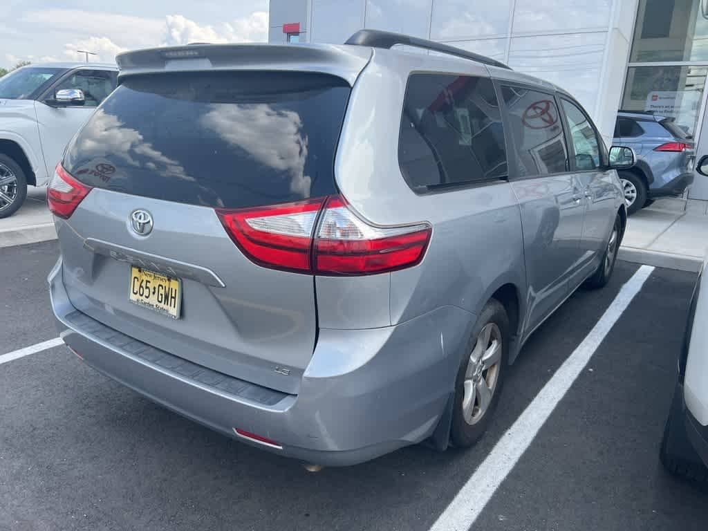 2016 Toyota Sienna LE 2