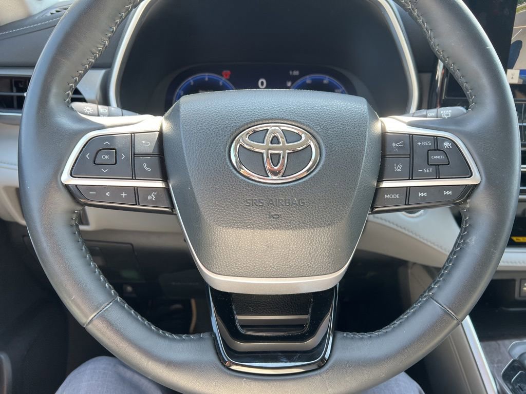 Thumbnail: 2023 Toyota Highlander - 18