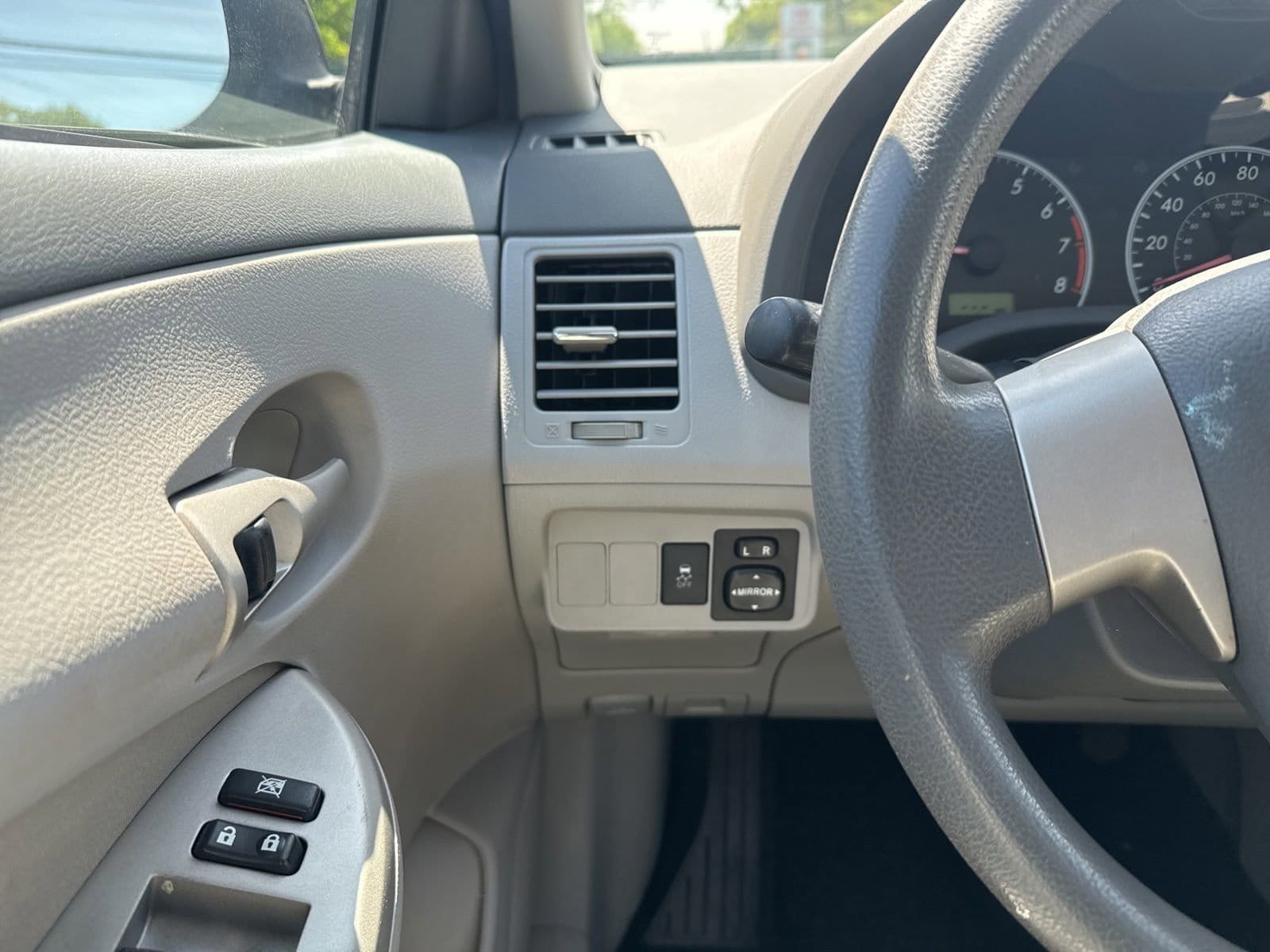 Thumbnail: 2010 Toyota Corolla - 30