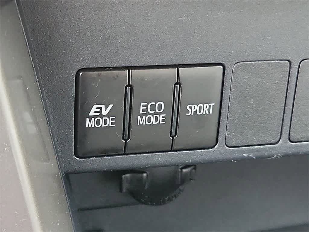 Thumbnail: 2017 Toyota RAV4 - 30