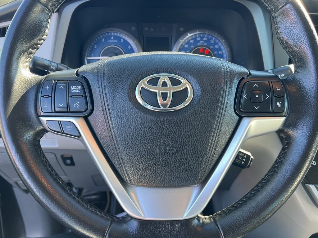 Thumbnail: 2016 Toyota Sienna - 22
