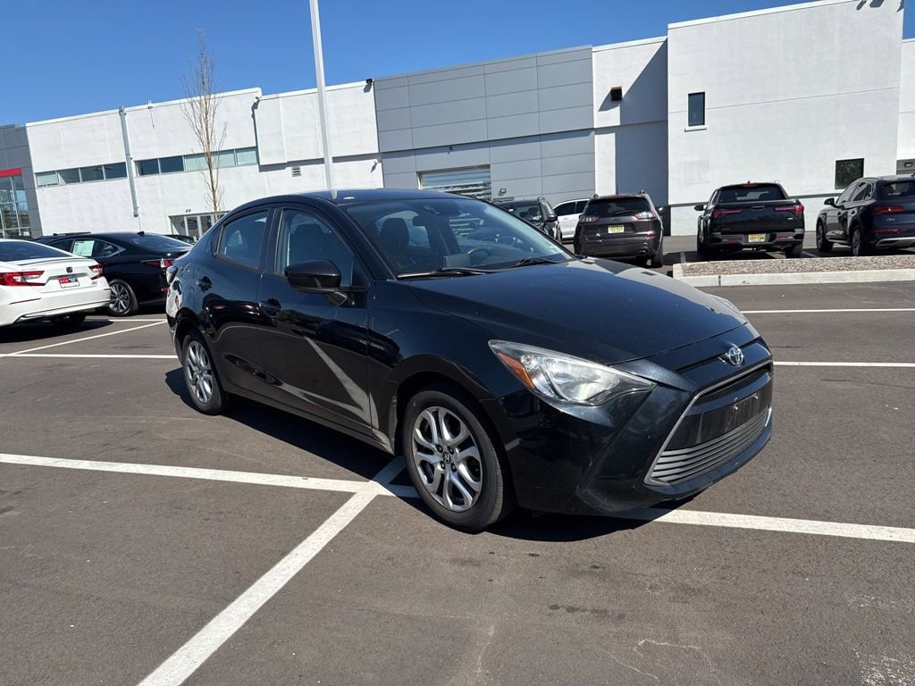 Thumbnail: 2017 Toyota Yaris iA - 3