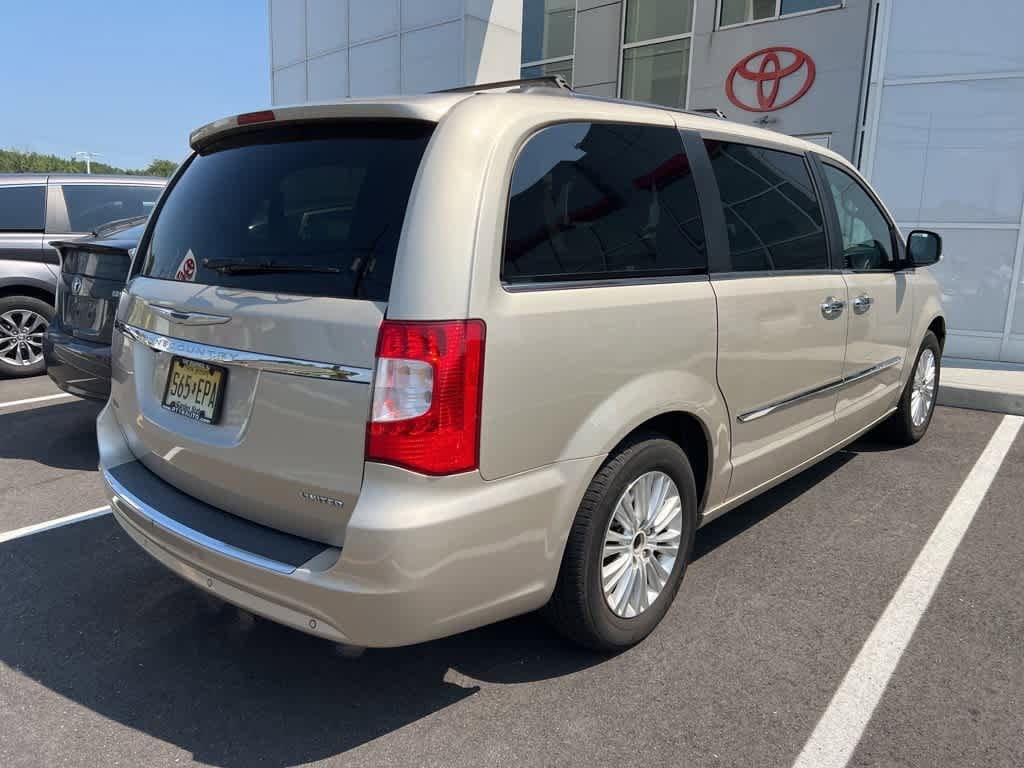 Thumbnail: 2015 Chrysler Town & Country - 3