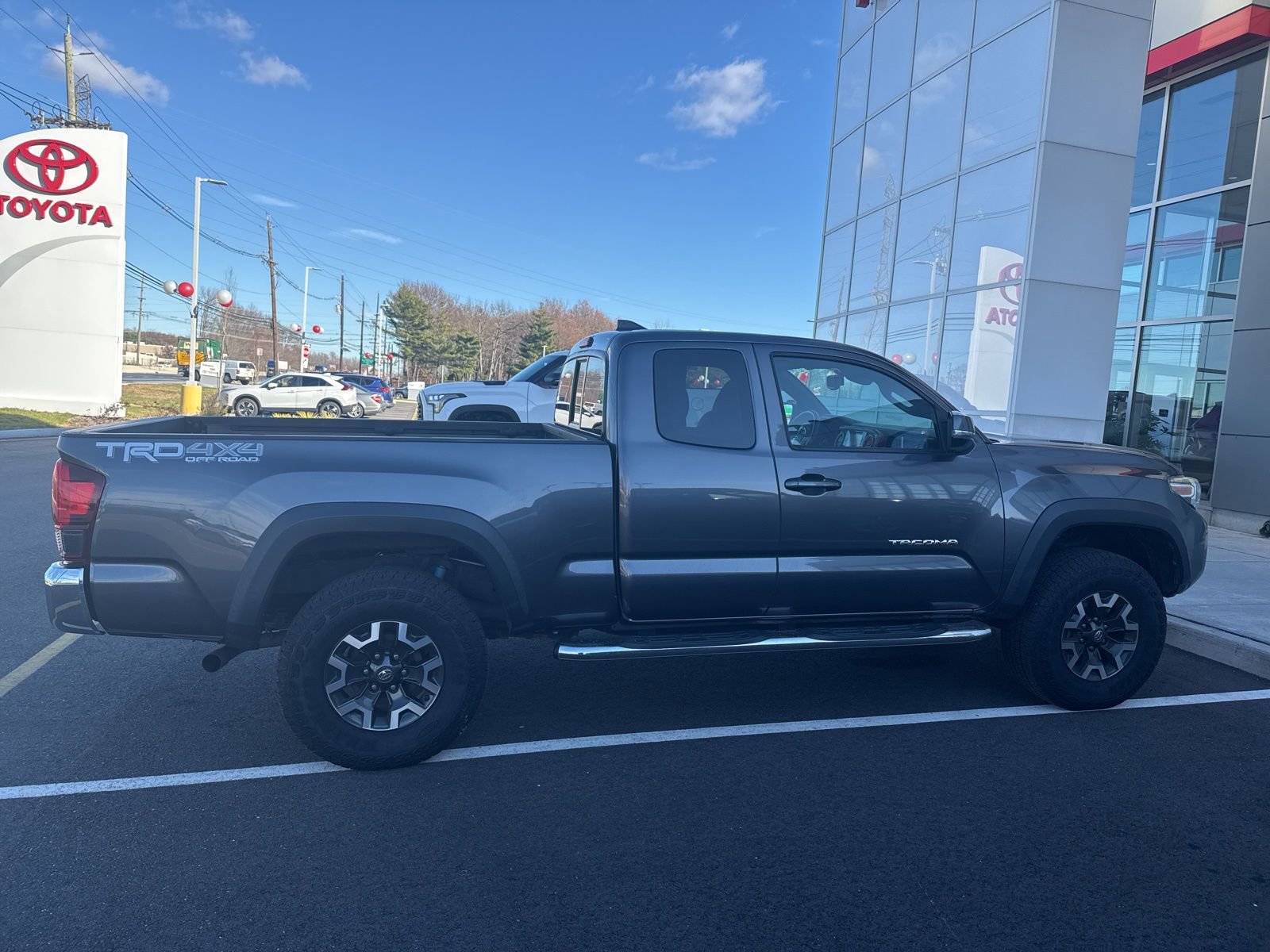 Thumbnail: 2019 Toyota Tacoma - 6