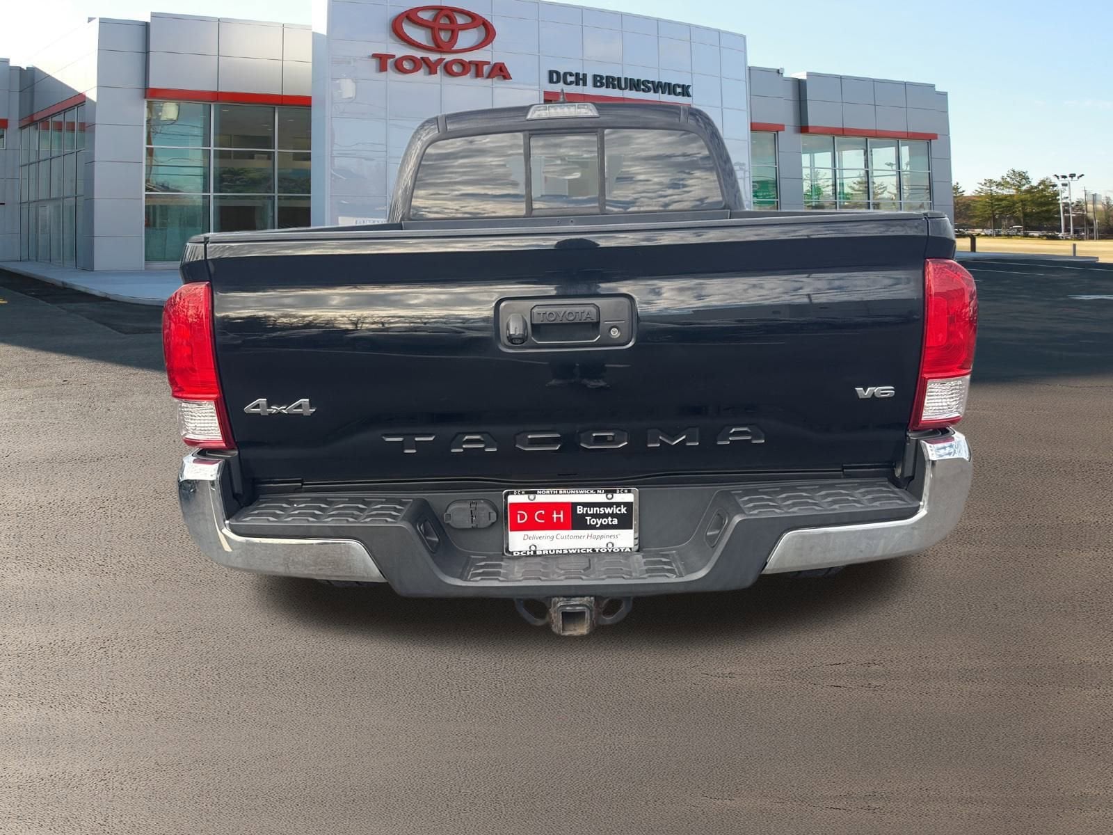 Thumbnail: 2017 Toyota Tacoma - 6