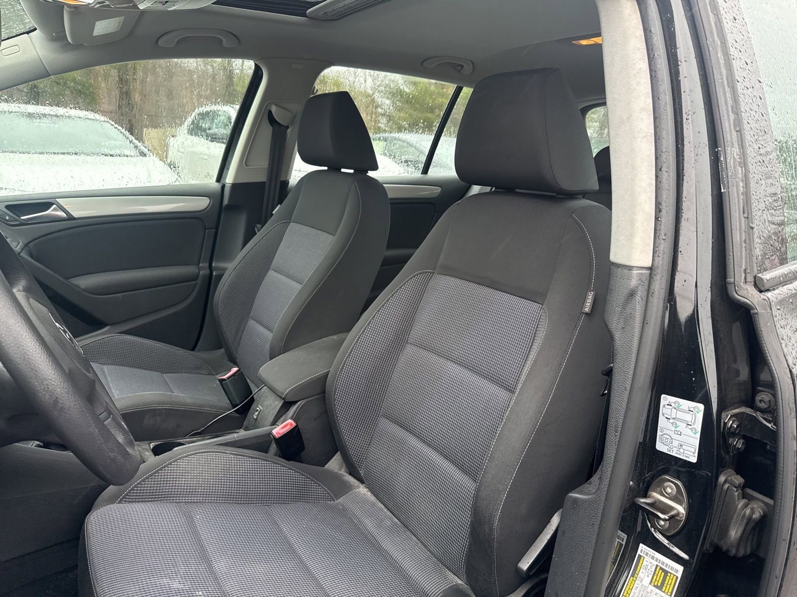 Thumbnail: 2012 Volkswagen Golf - 17