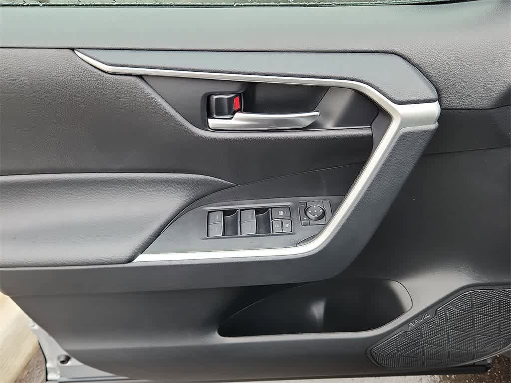 2025 Toyota RAV4 XLE 12