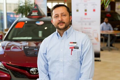 Staff member Giovanni Mancipe from ID_3e73ad