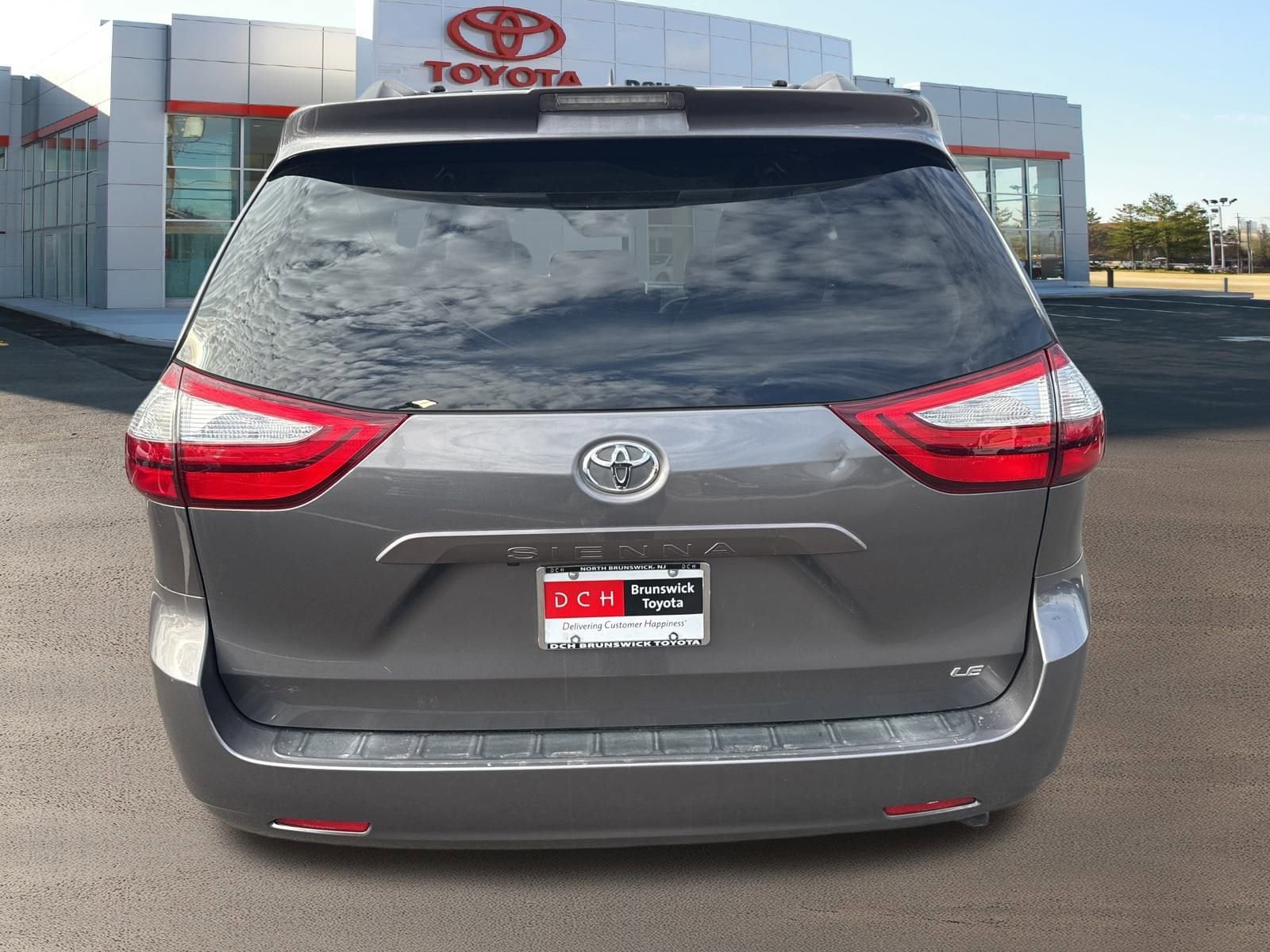 Thumbnail: 2018 Toyota Sienna - 6
