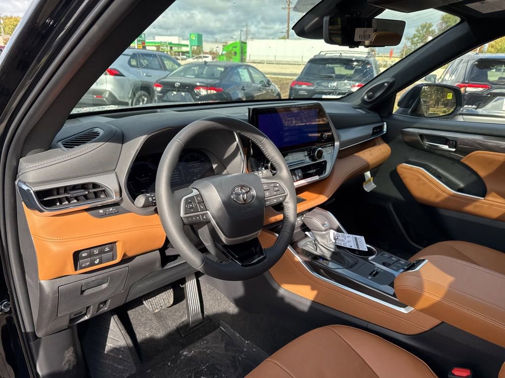 Thumbnail: 2025 Toyota Highlander - 11