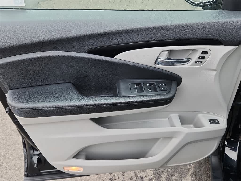 Thumbnail: 2019 Honda Pilot - 16