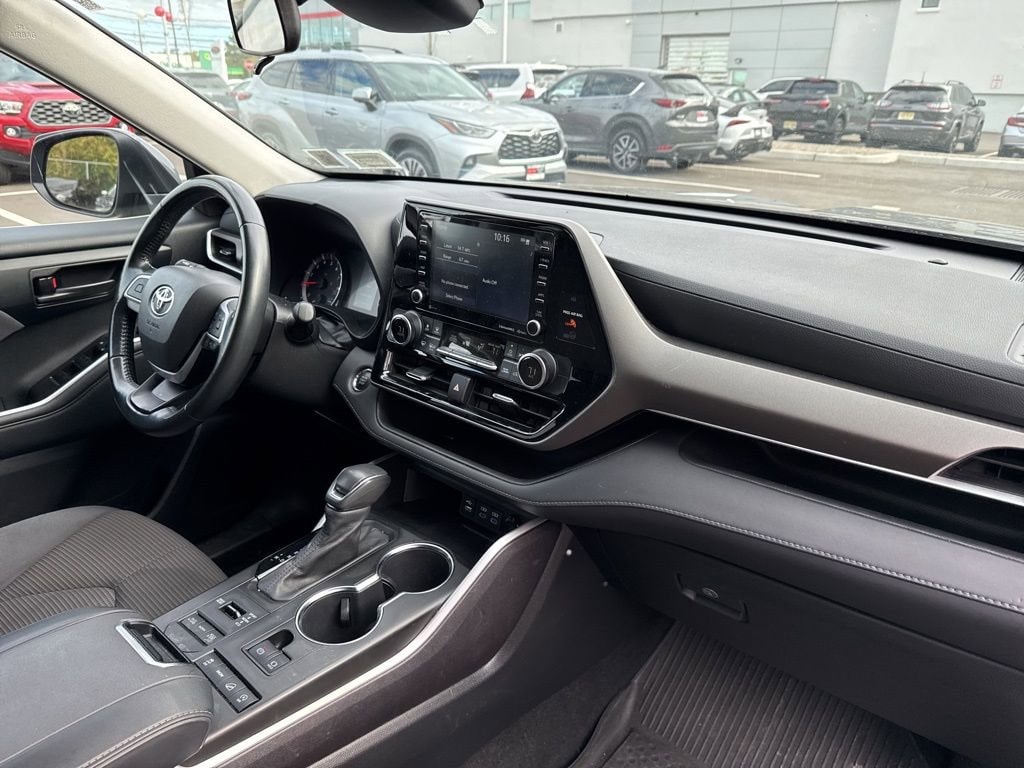 Thumbnail: 2022 Toyota Highlander - 22