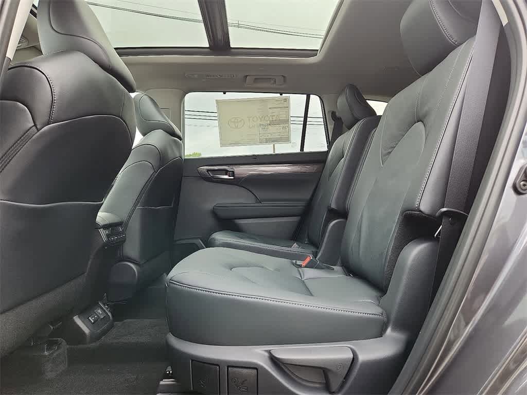 2025 Toyota Highlander Platinum 10