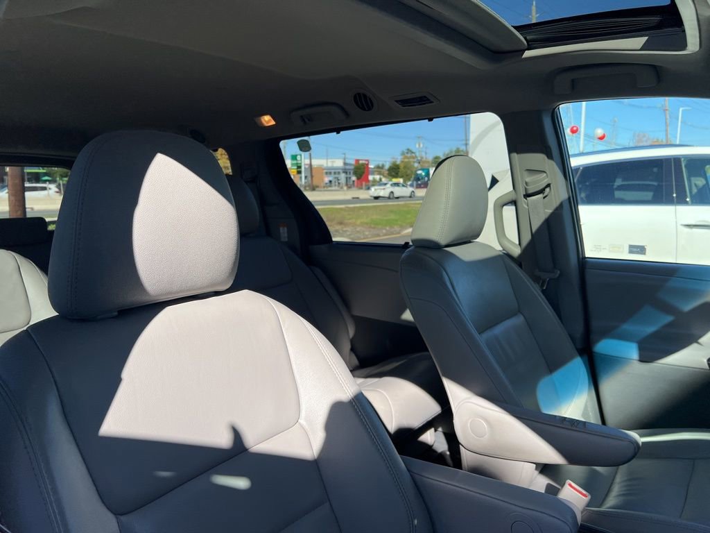 Thumbnail: 2016 Toyota Sienna - 20