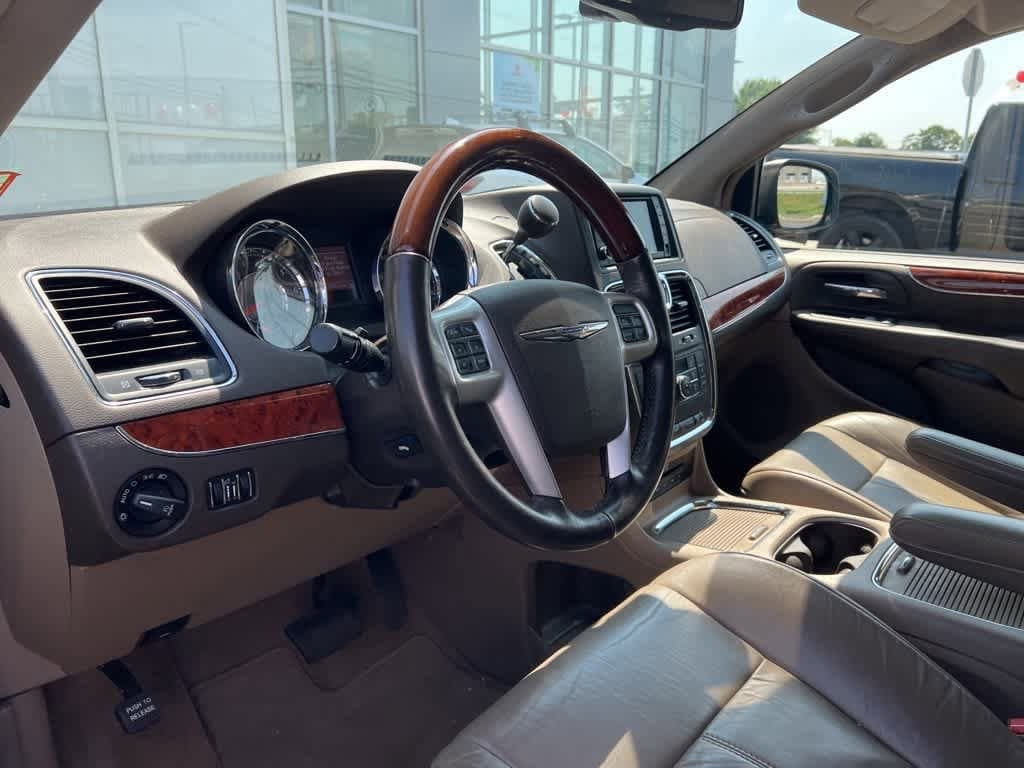 Thumbnail: 2015 Chrysler Town & Country - 13