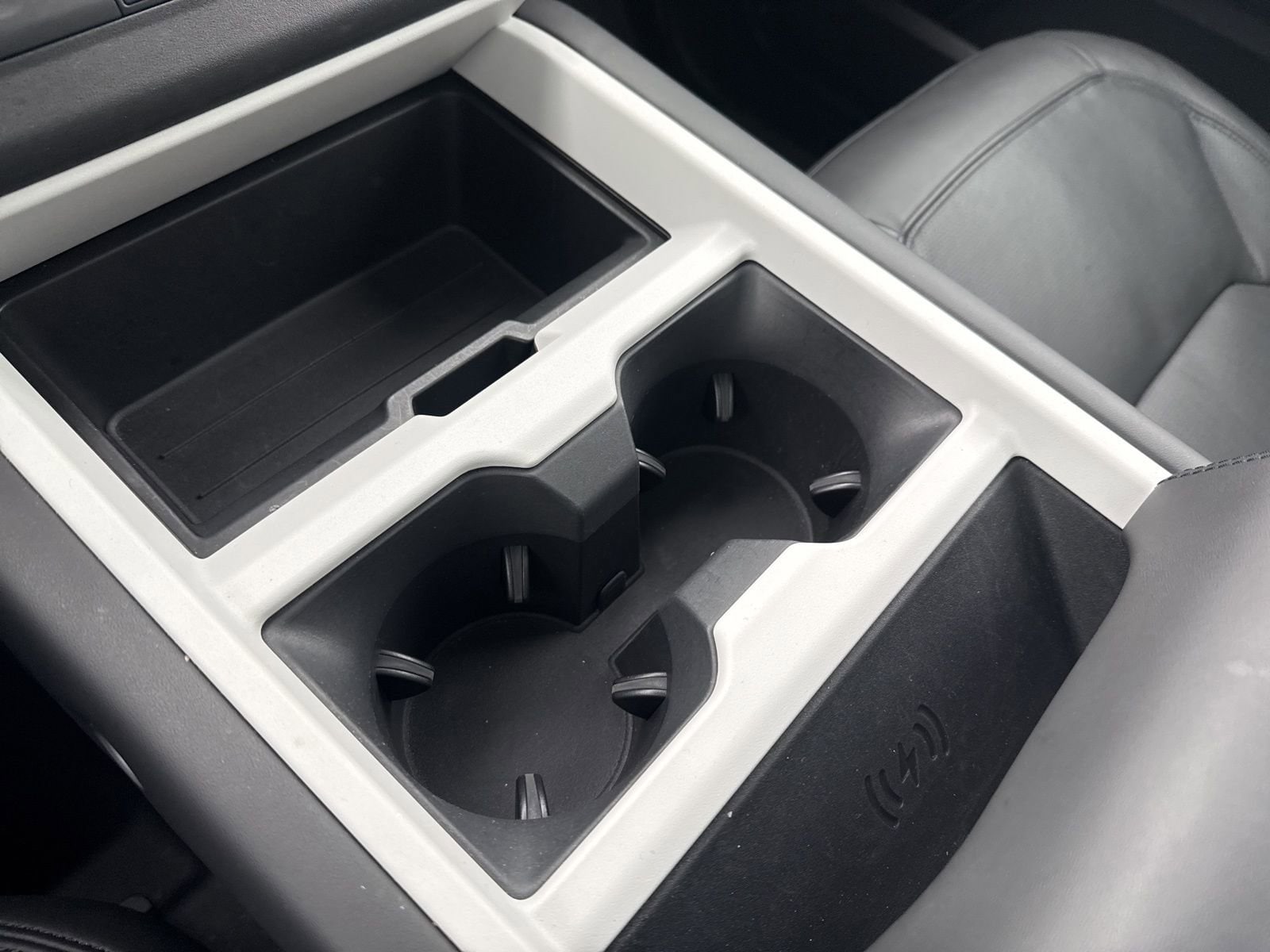 Thumbnail: 2025 Land Rover Defender - 32