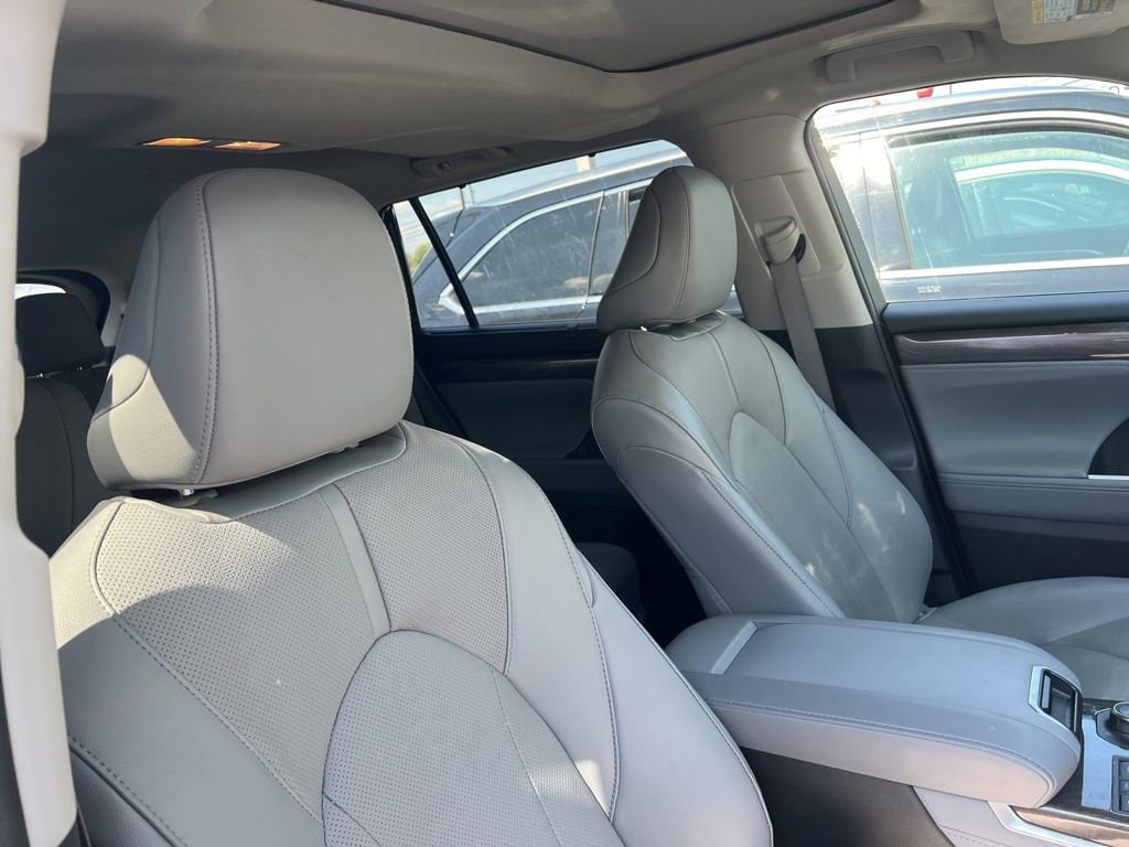 Thumbnail: 2023 Toyota Highlander - 15