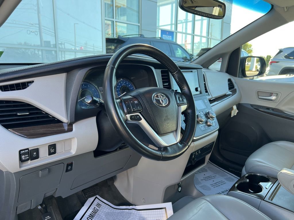 Thumbnail: 2016 Toyota Sienna - 13