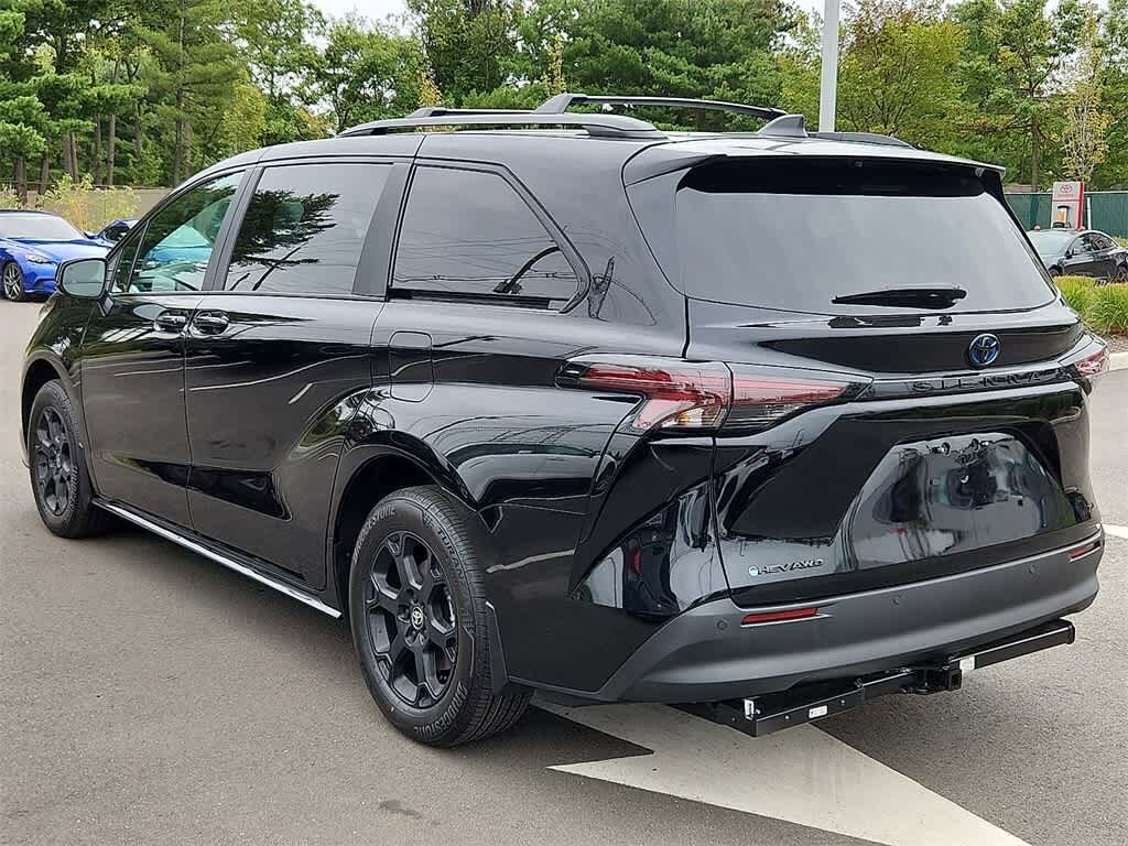 2025 Toyota Sienna Woodland Edition photo 2